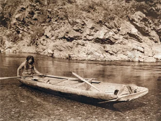 Ein Yurok in seinem Einbaum